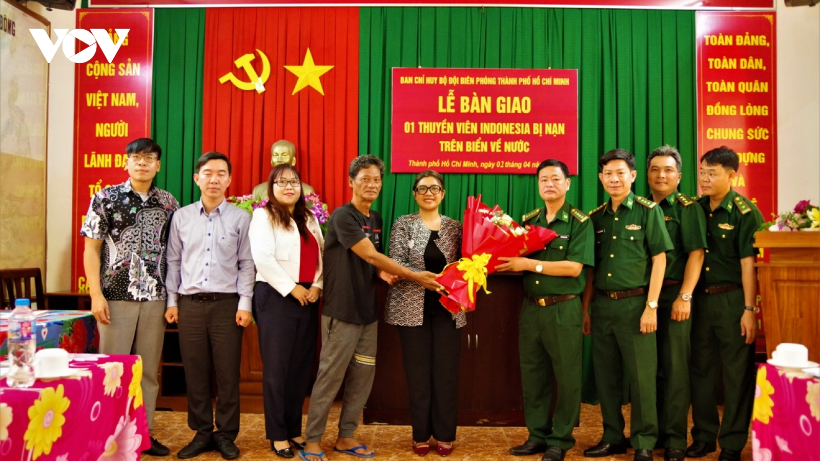 Biên phòng TP.HCM bàn giao thuyền viên bị nạn cho Tổng Lãnh sự quán Indonesia