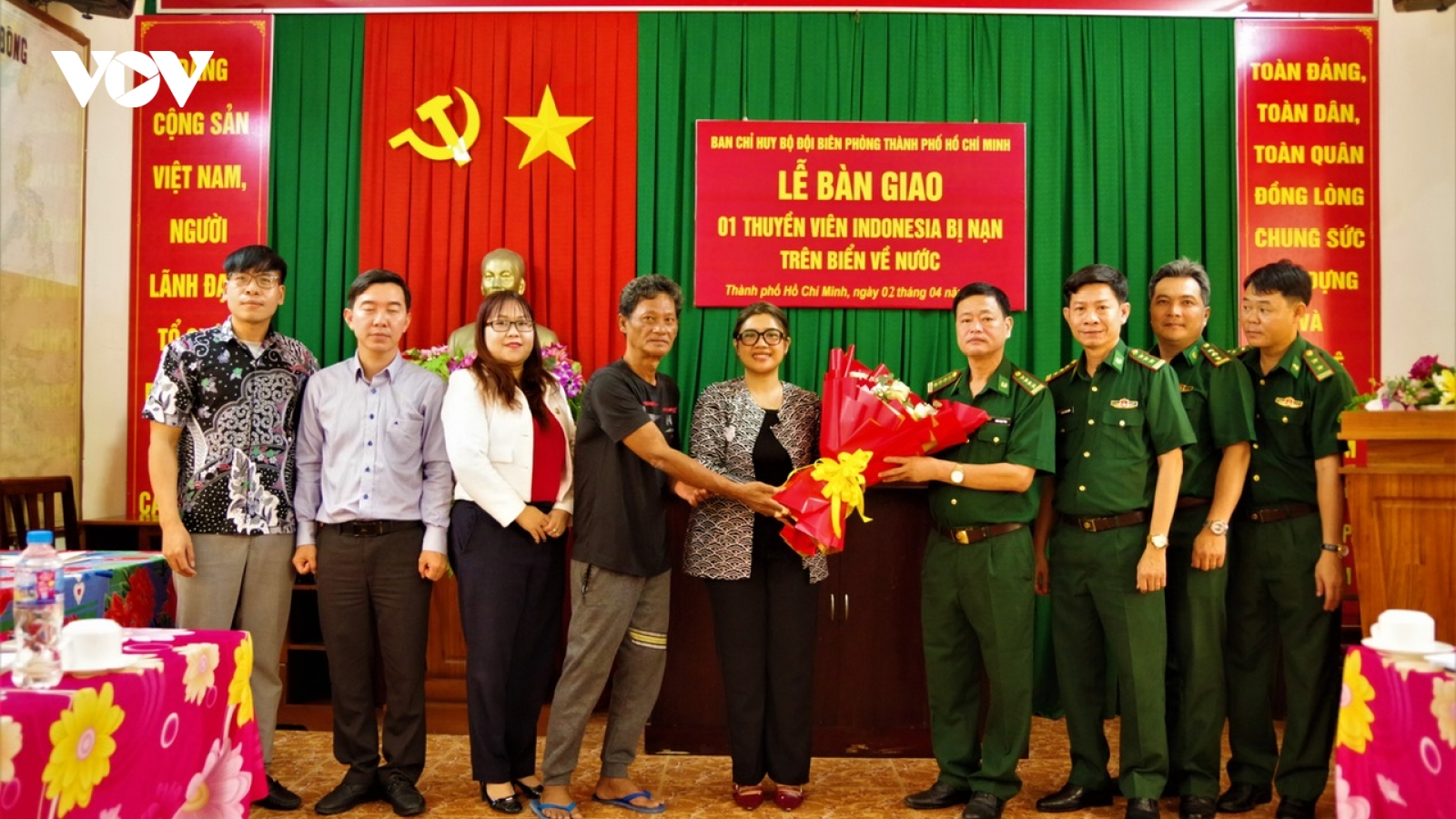 Biên phòng TP.HCM bàn giao thuyền viên bị nạn cho Tổng Lãnh sự quán Indonesia