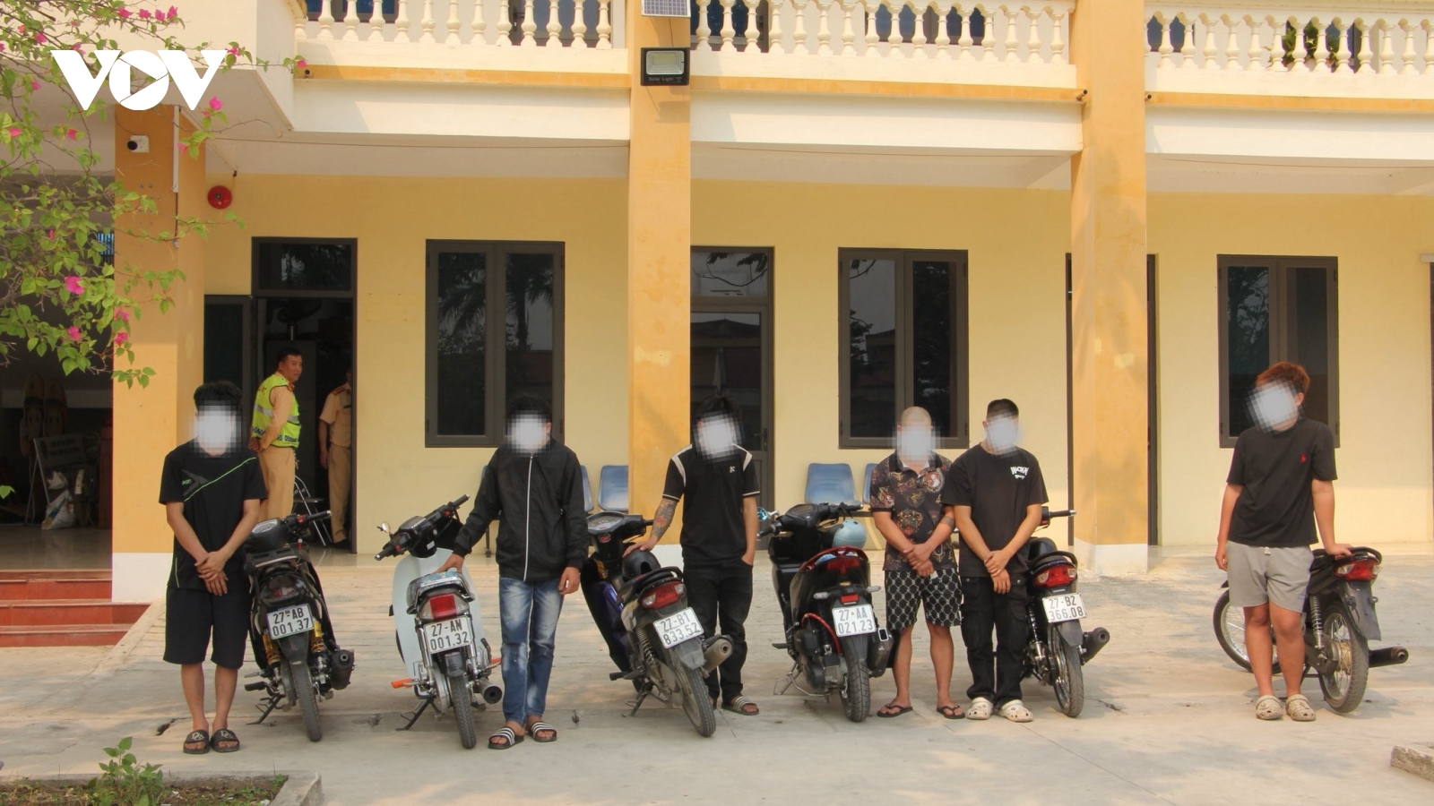 Xử lý nhóm thanh niên vượt đèn đỏ, che biển kiểm soát ở Điện Biên