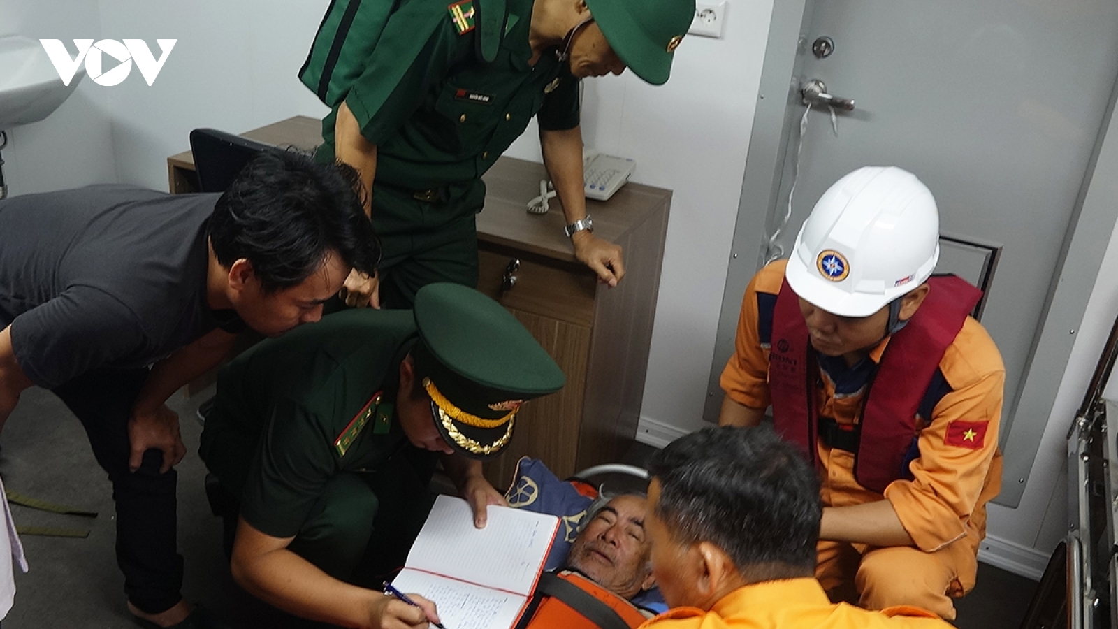 Cấp cứu kịp thời ngư dân bị đột quỵ ở vùng biển Hoàng Sa, thành phố Đà Nẵng