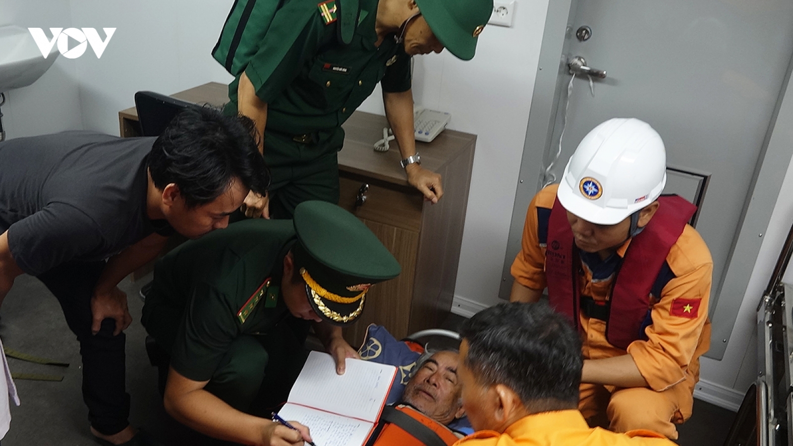 Cấp cứu kịp thời ngư dân bị đột quỵ ở vùng biển Hoàng Sa, thành phố Đà Nẵng