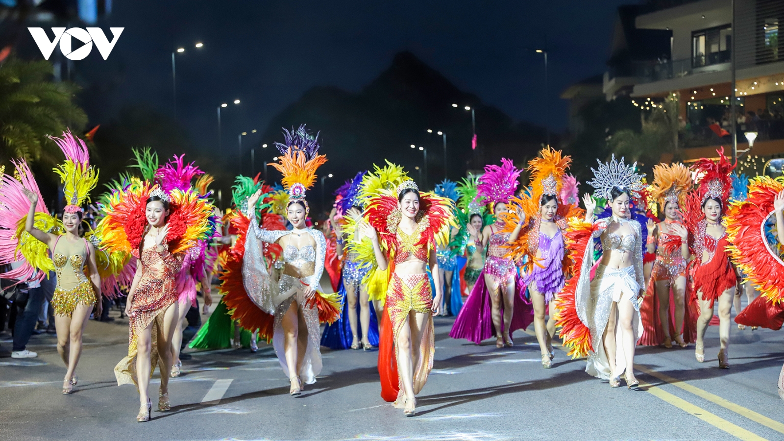 Đêm hội Carnaval Hạ Long 80 nghìn khán giả mở màn mùa du lịch hè Quảng Ninh