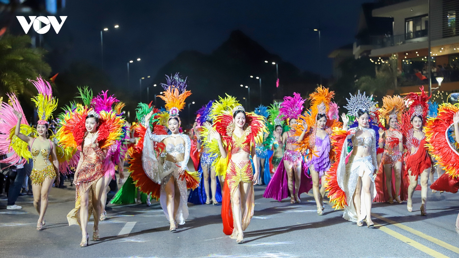Đêm hội Carnaval Hạ Long 80 nghìn khán giả mở màn mùa du lịch hè Quảng Ninh