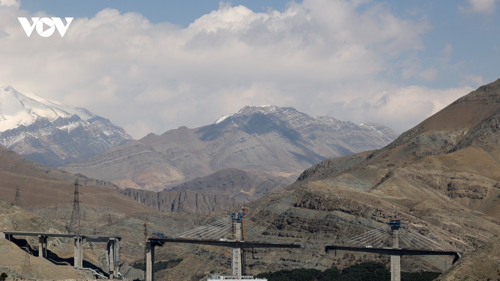 Người dân Iran bàng hoàng sau khi cây cầu lớn nhất nước bị đánh sập