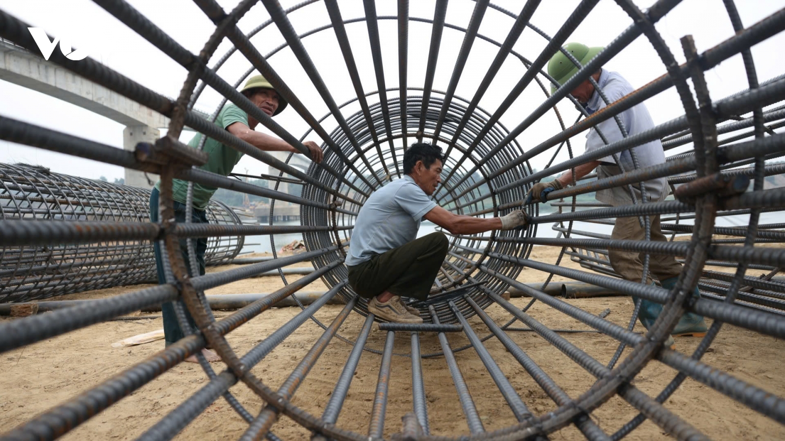 Tập trung máy móc sửa chữa trụ cầu Sông Lô (Phú Thọ) sau sự cố trơ lõi thép