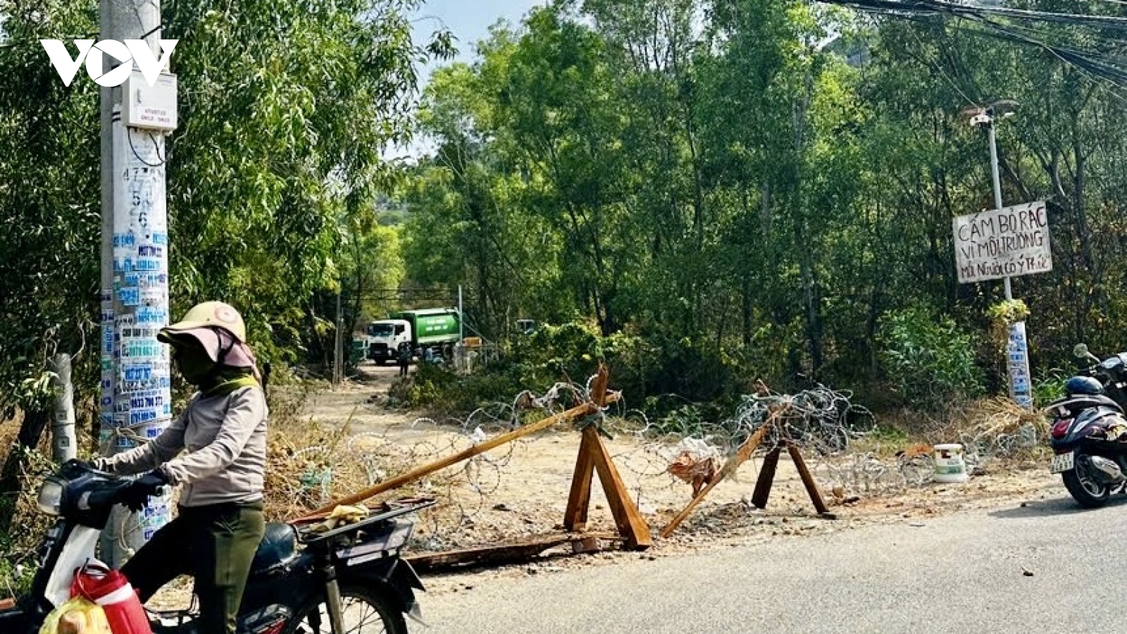 Người dân TP.HCM dựng rào chặn lối ra vào bãi rác