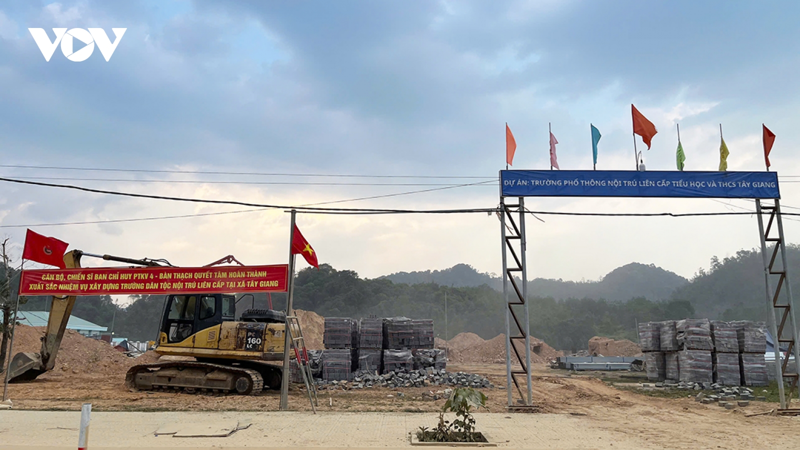 Bộ đội Đà Nẵng "vượt nắng” xây trường học vùng biên giới