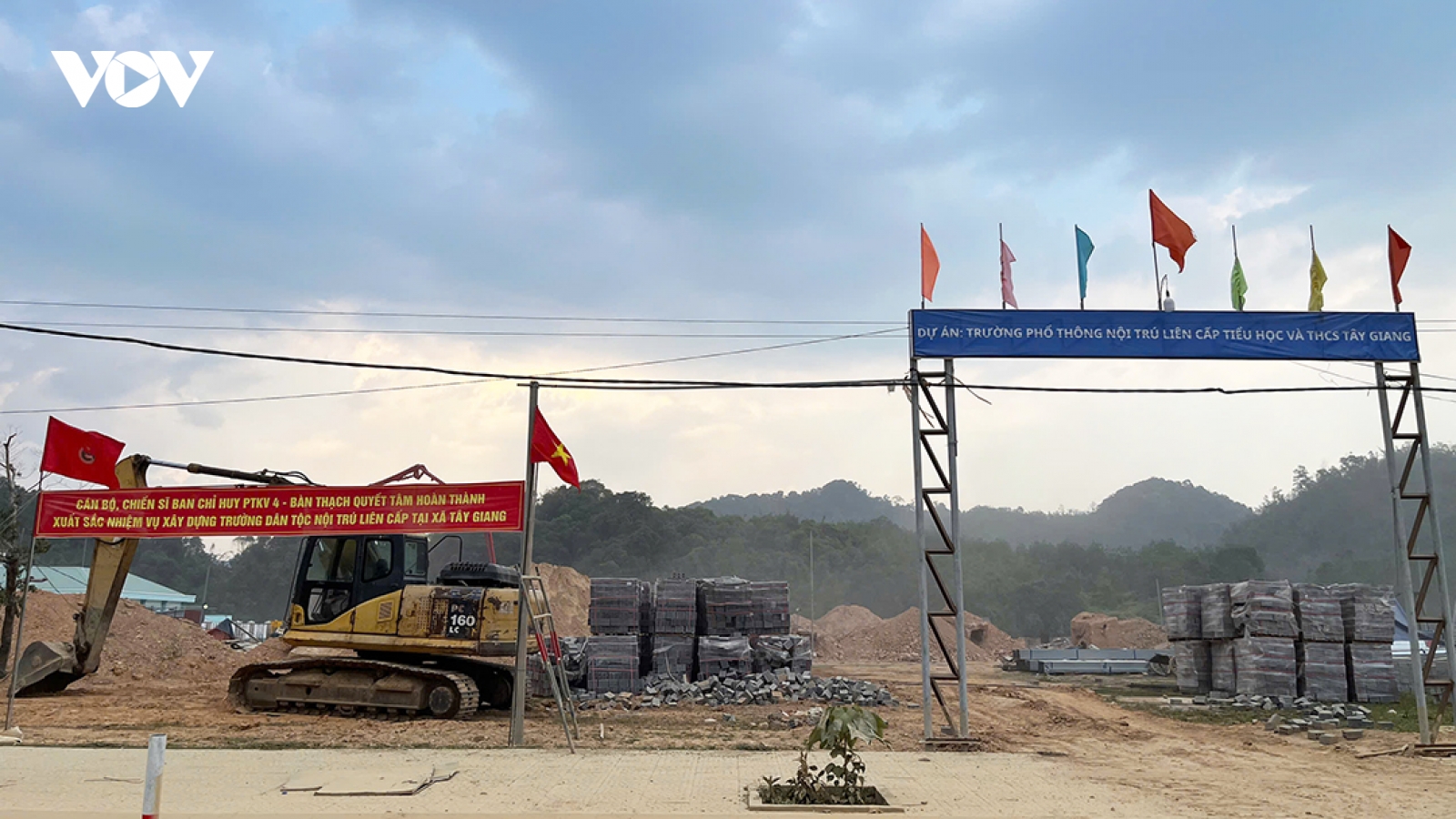 Bộ đội Đà Nẵng "vượt nắng” xây trường học vùng biên giới