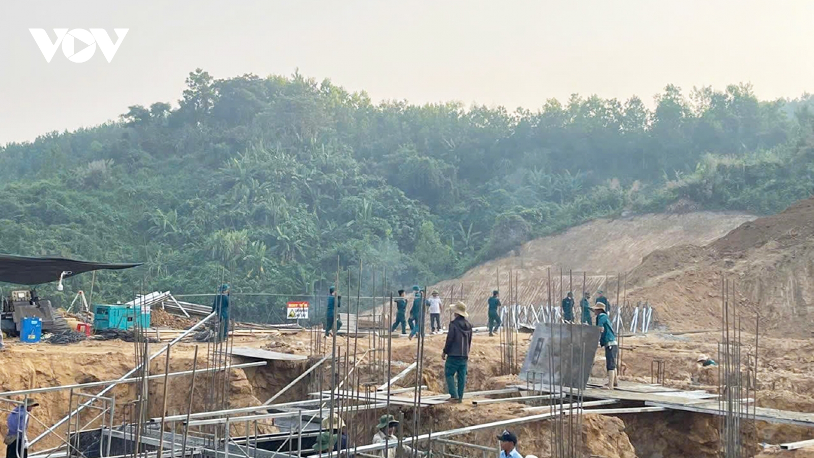 Bộ đội Đà Nẵng ra quân xây dựng trường học nơi biên giới