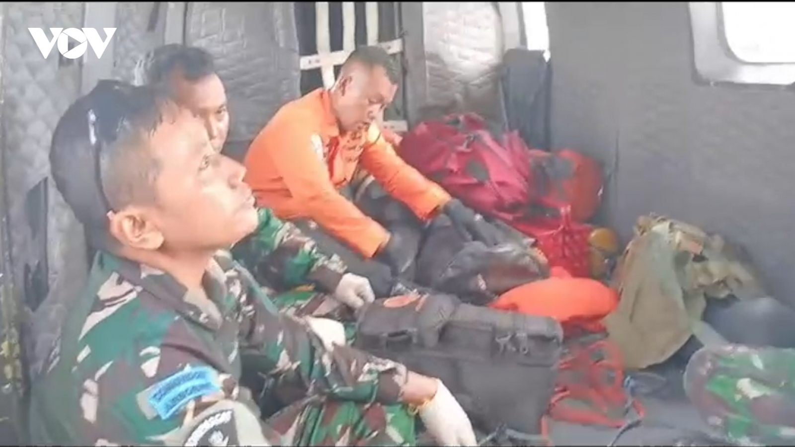 Indonesia tìm thấy mảnh vỡ nghi ngờ của máy bay chở 8 người mất tích