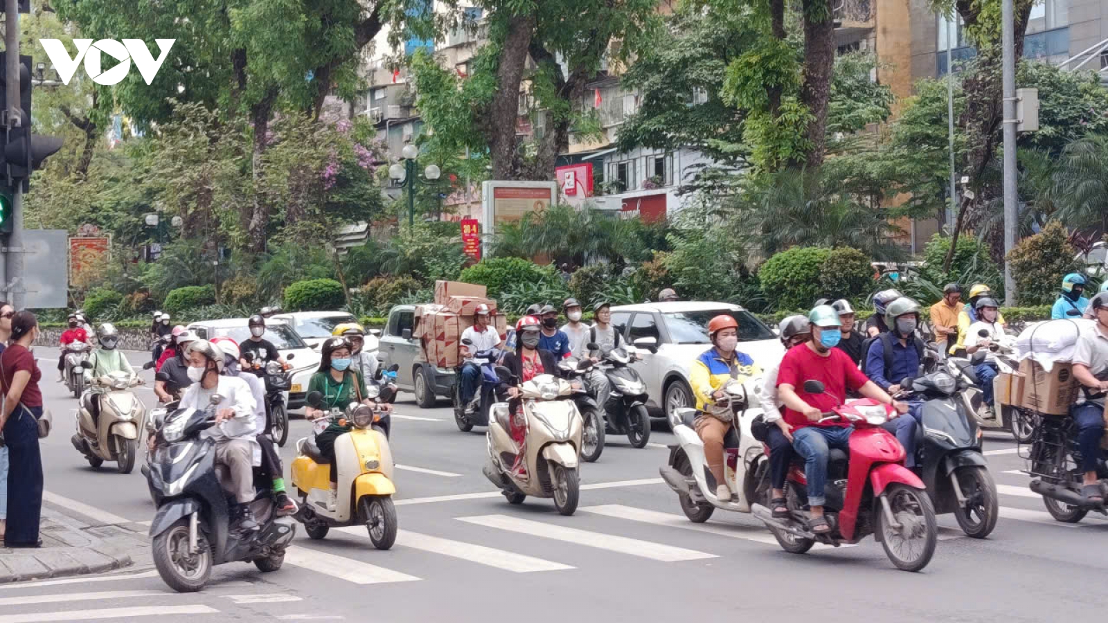 Thí điểm siết xe máy vào lõi phố cổ: Người dân nói gì?