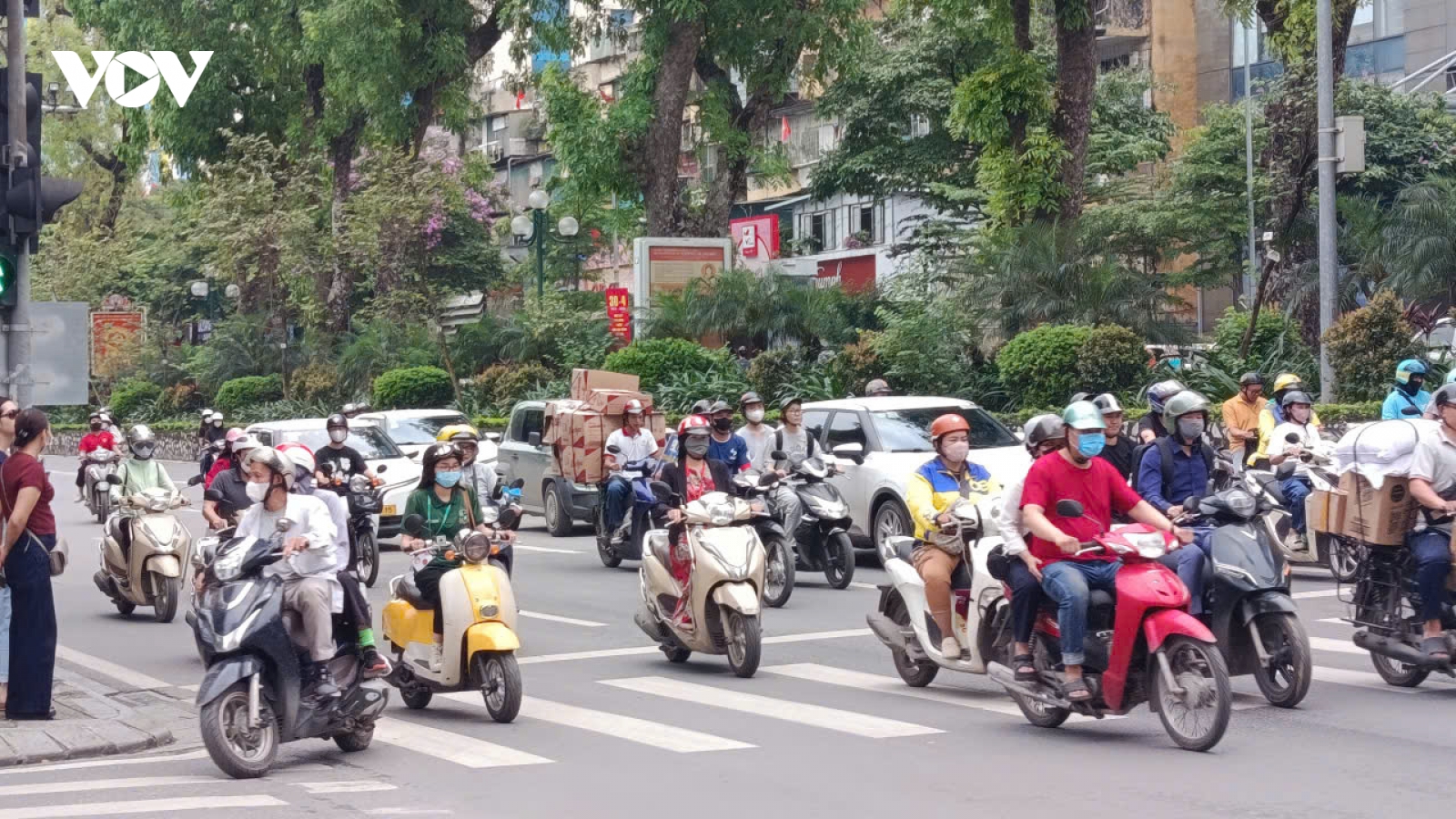 Thí điểm siết xe máy vào lõi phố cổ: Người dân nói gì?
