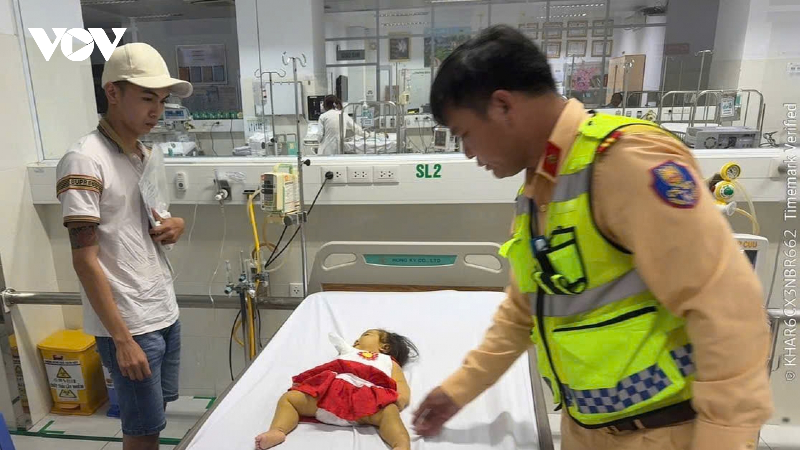 CSGT dùng xe đặc chủng mở đường cứu 2 người nguy kịch trên cao tốc