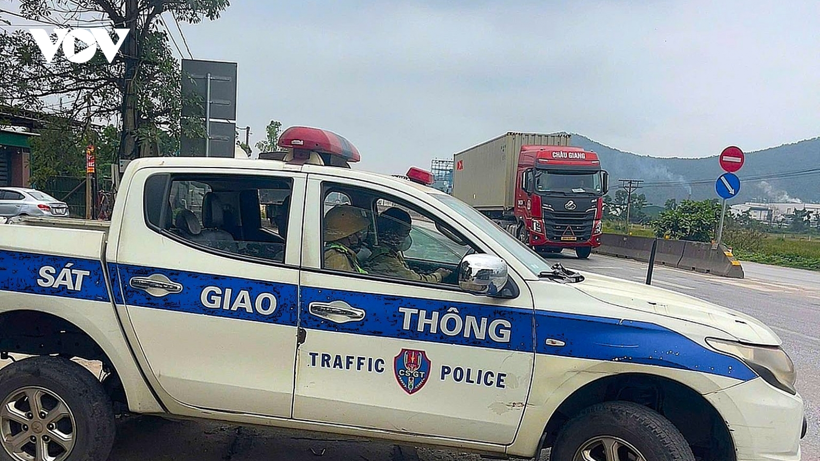 CSGT Nghệ An kịp thời dẫn đường, hỗ trợ đưa cháu bé nguy kịch đi cấp cứu