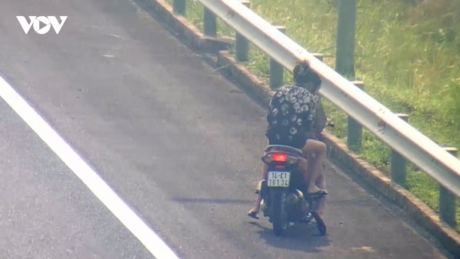 Danh tính người phi xe máy ngược chiều trên cao tốc ở Quảng Ninh
