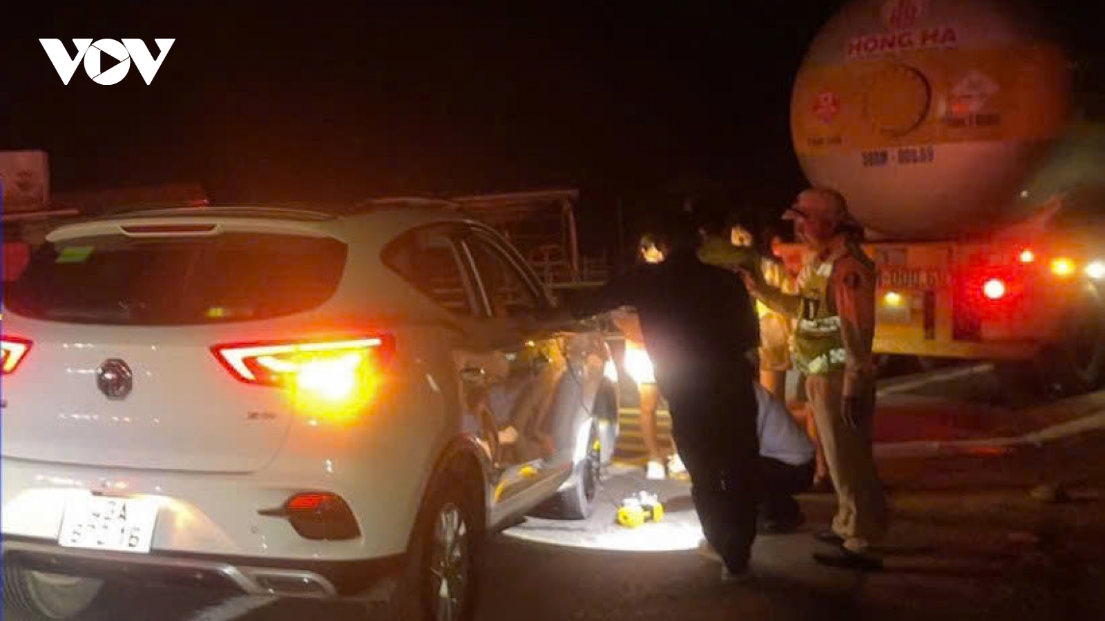 CSGT Đà Nẵng kịp thời hỗ trợ người đi đường gặp sự cố trên đèo Hải Vân