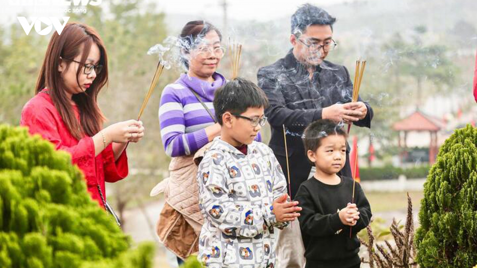 Văn khấn cúng Tết Thanh minh trong nhà và ngoài mộ