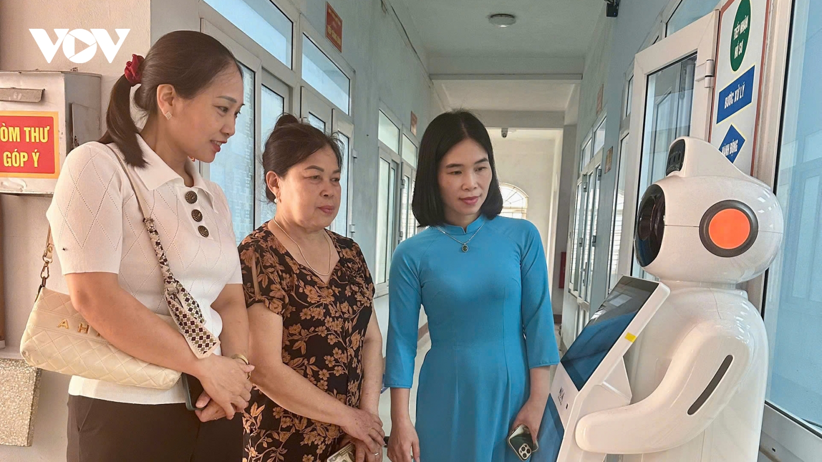 Khi robot và AI trở thành “đồng nghiệp” của cán bộ phường