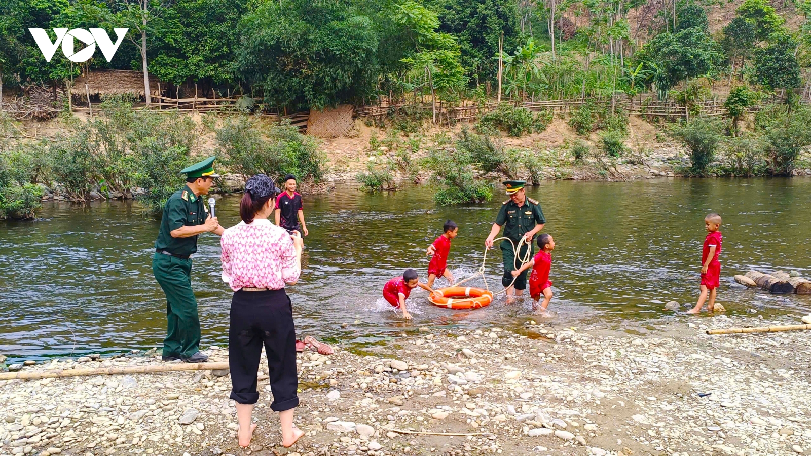 Bộ đội Biên phòng Nghệ An đưa kỹ năng chống đuối nước đến với học sinh
