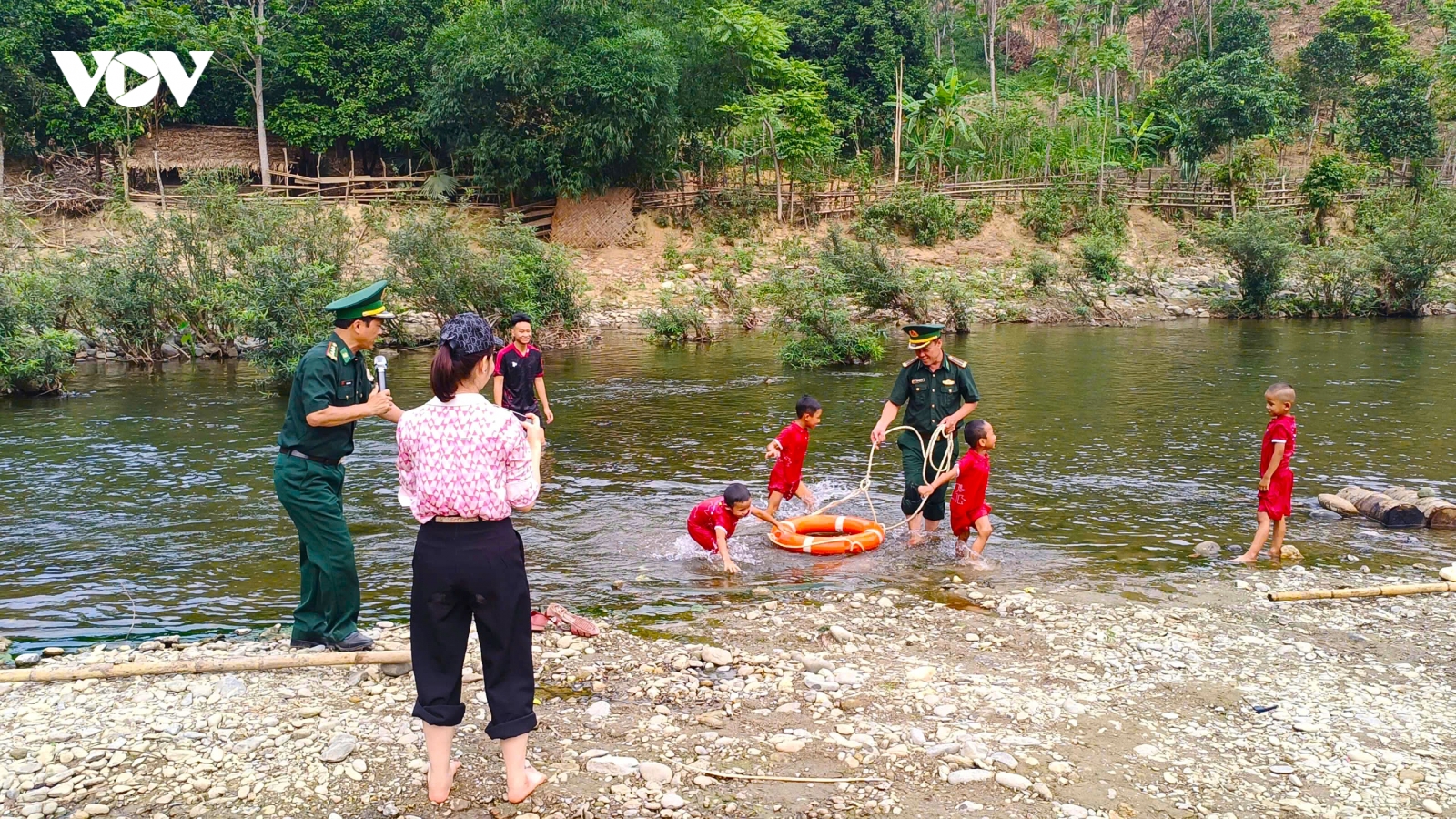 Bộ đội Biên phòng Nghệ An đưa kỹ năng chống đuối nước đến với học sinh