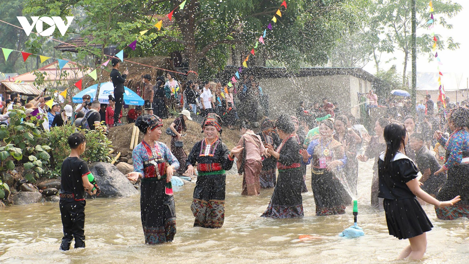 Rộn ràng tết té nước Bun Huột Nặm của người Lào ở tỉnh Điện Biên