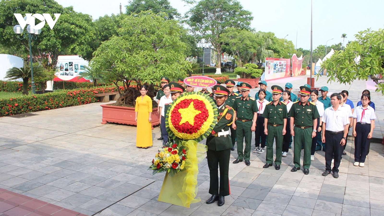 Đoàn công tác Quân khu 5 dâng hương tưởng niệm các Anh hùng Liệt sĩ
