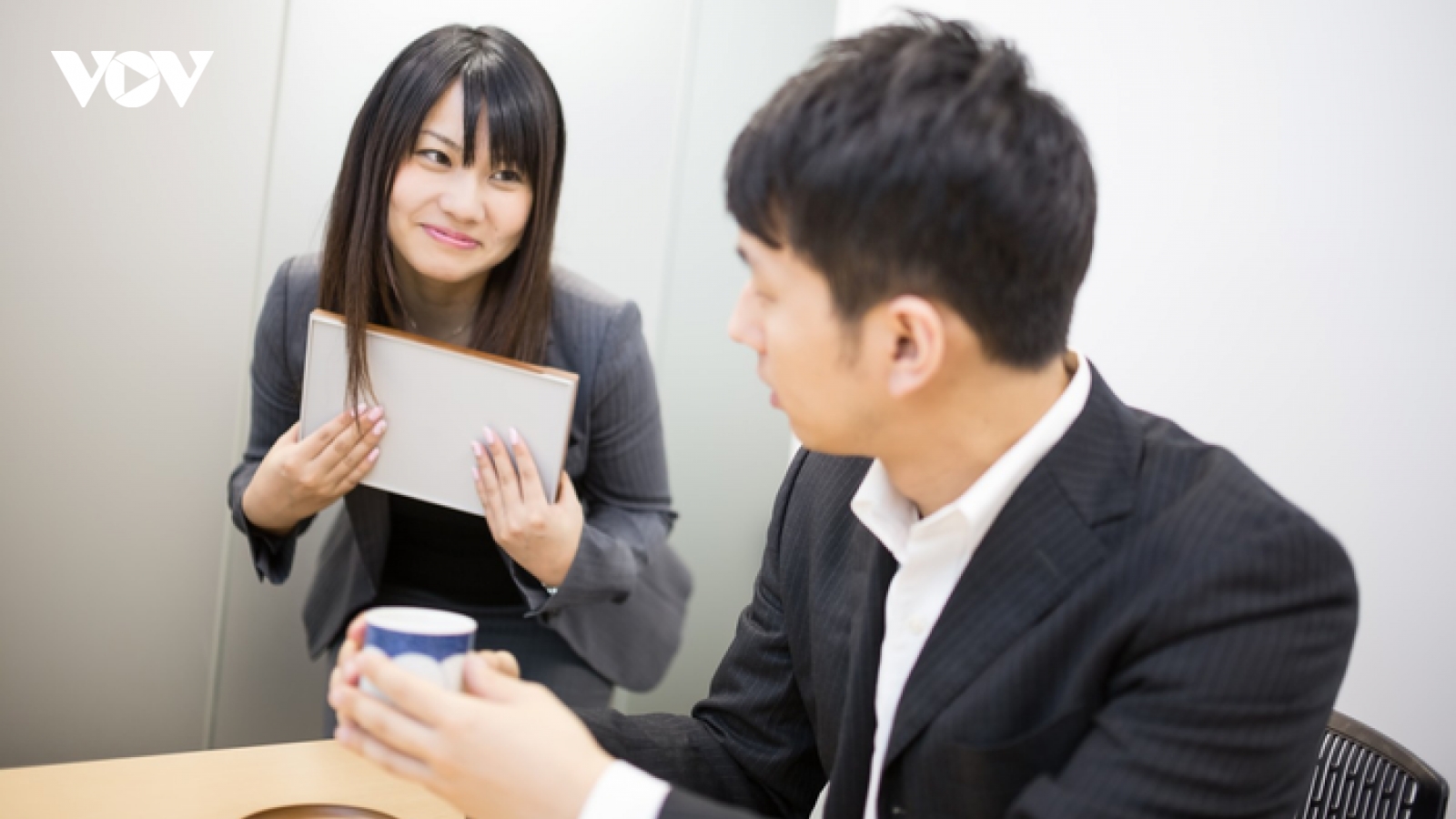 Vợ vất vả chăm con và bố mẹ chồng vẫn bị nghi ngoại tình chỉ vì đồng nghiệp nam