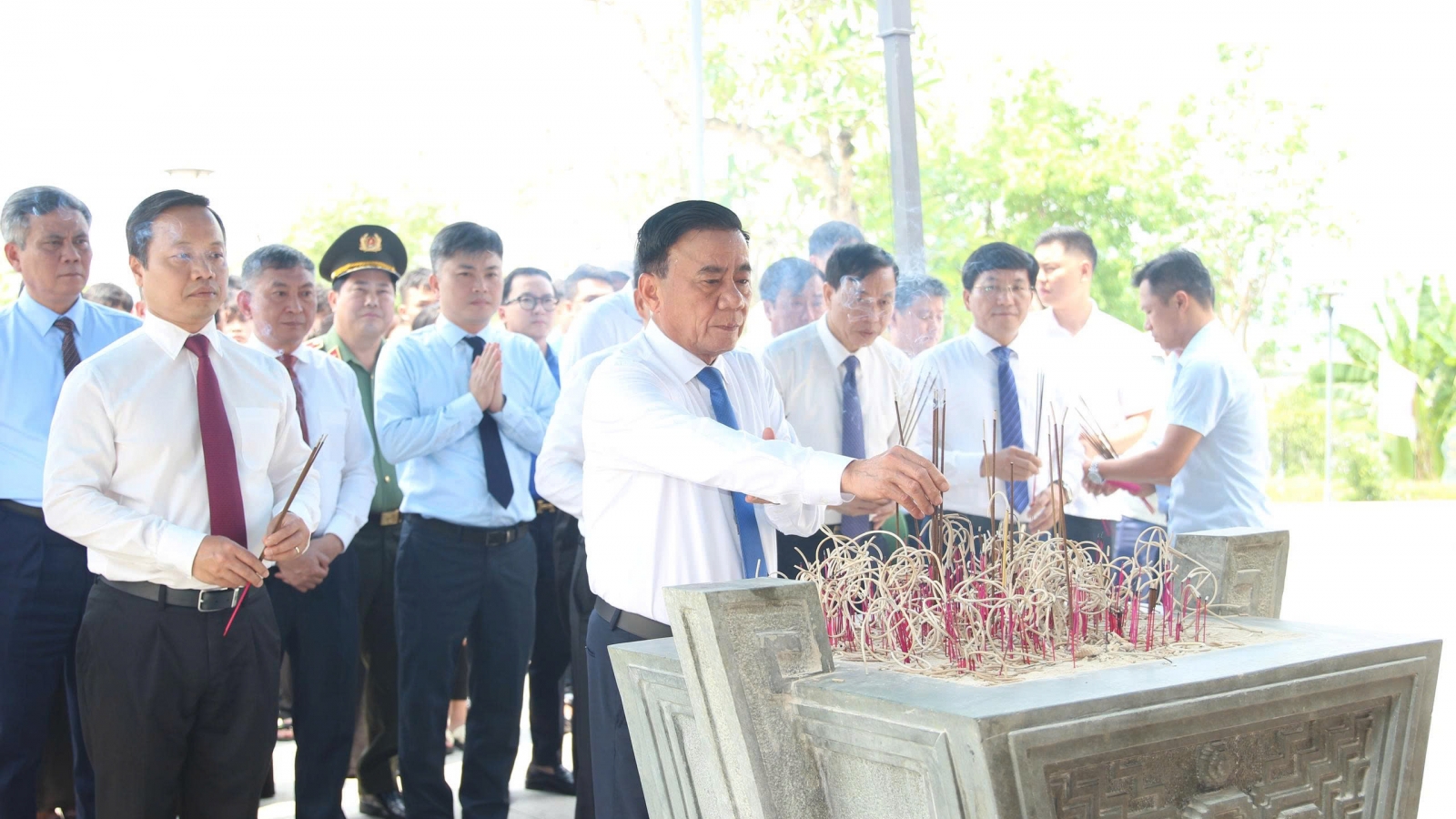 Thường trực Ban Bí thư dâng hương tưởng niệm các anh hùng, liệt sĩ tại Điện Biên