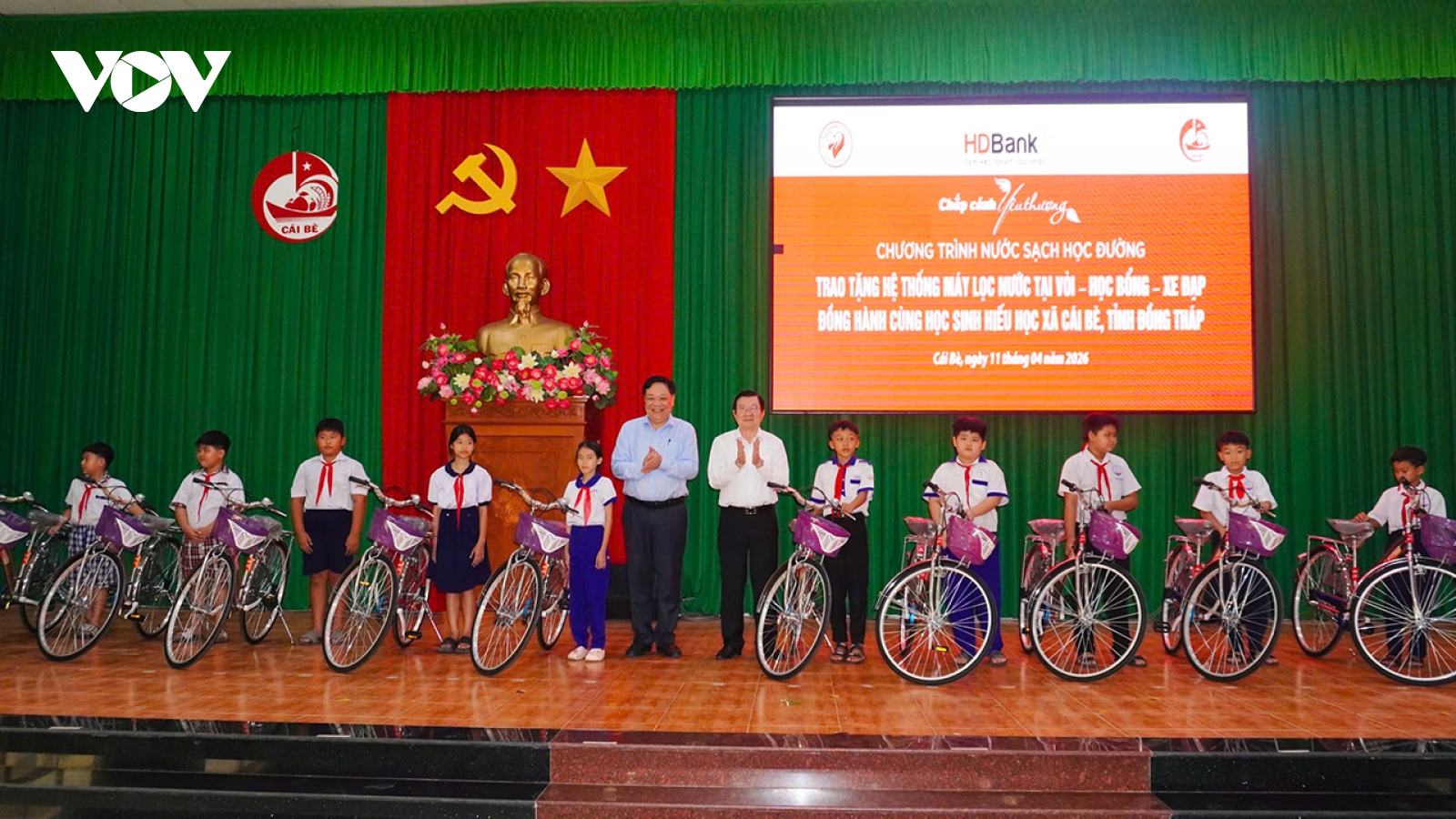 Nguyên Chủ tịch nước Trương Tấn Sang tặng quà cho học sinh tỉnh Đồng Tháp