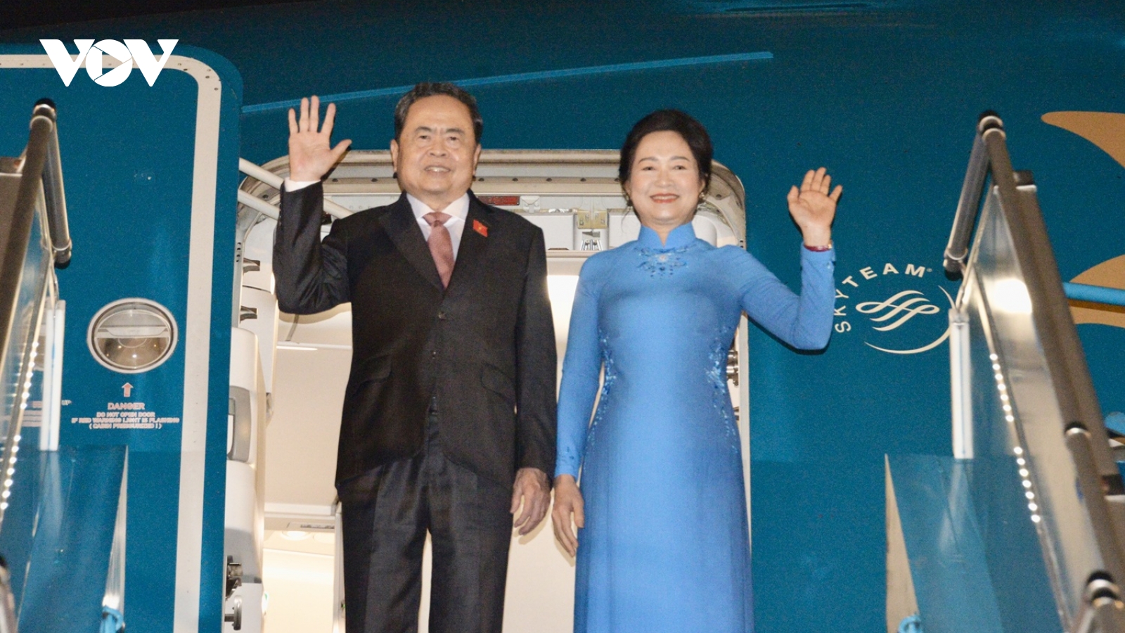 Chủ tịch Quốc hội và Phu nhân rời Hà Nội, thăm chính thức Italia