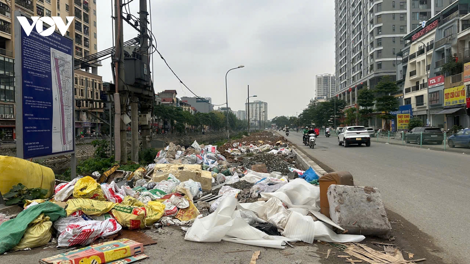 Đường Nguyễn Cảnh Dị ở Hà Nội thi công dở dang, công trường bỏ không ngập rác