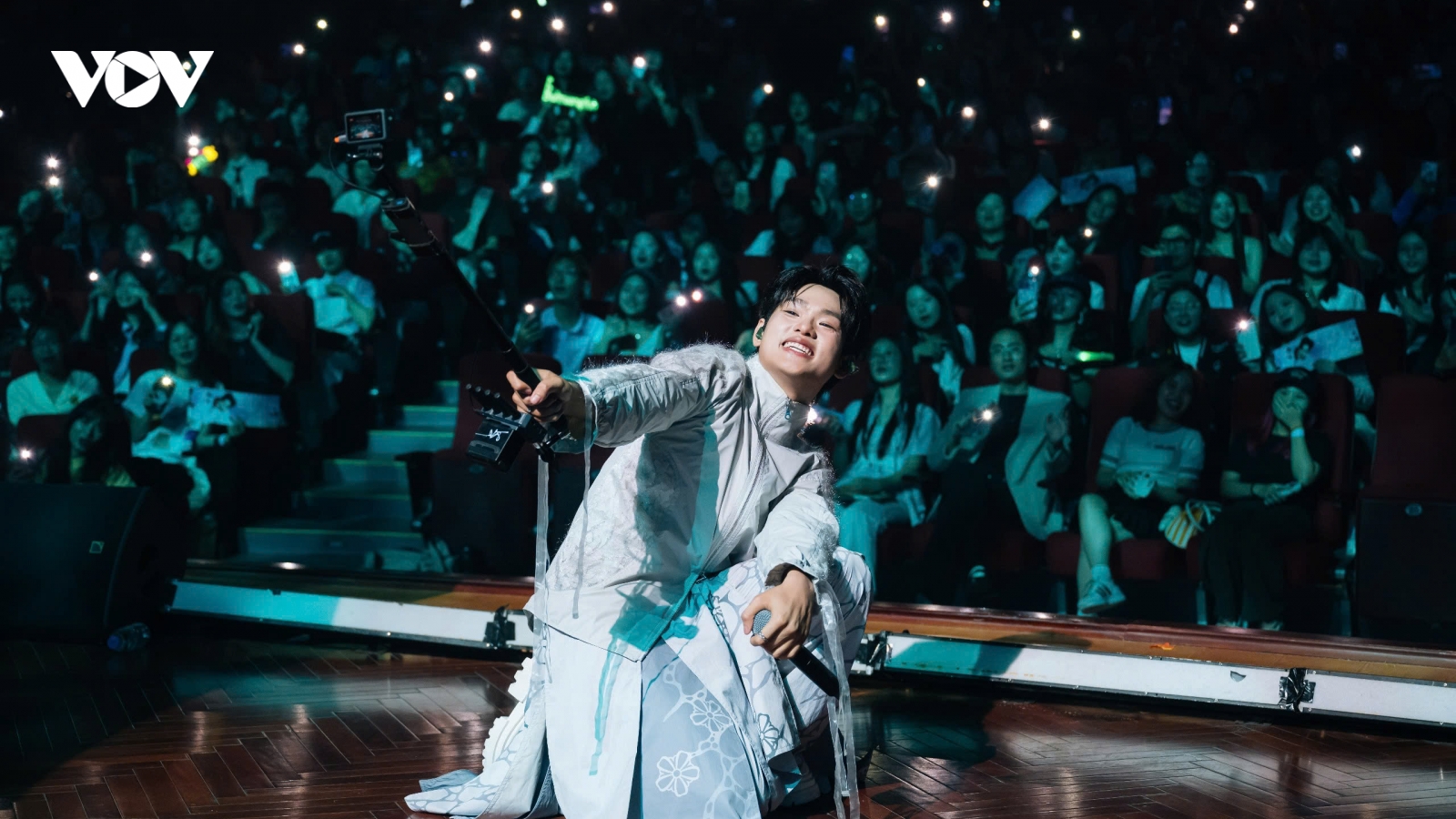 Buitruonglinh ở lại đến nửa đêm chụp ảnh cùng fan sau concert Hà Nội
