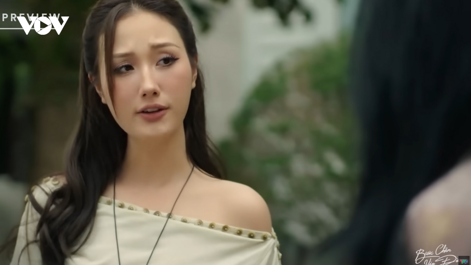 "Bước chân vào đời" tập 24: Bà Dung sốc khi gái lạ đưa Quân về