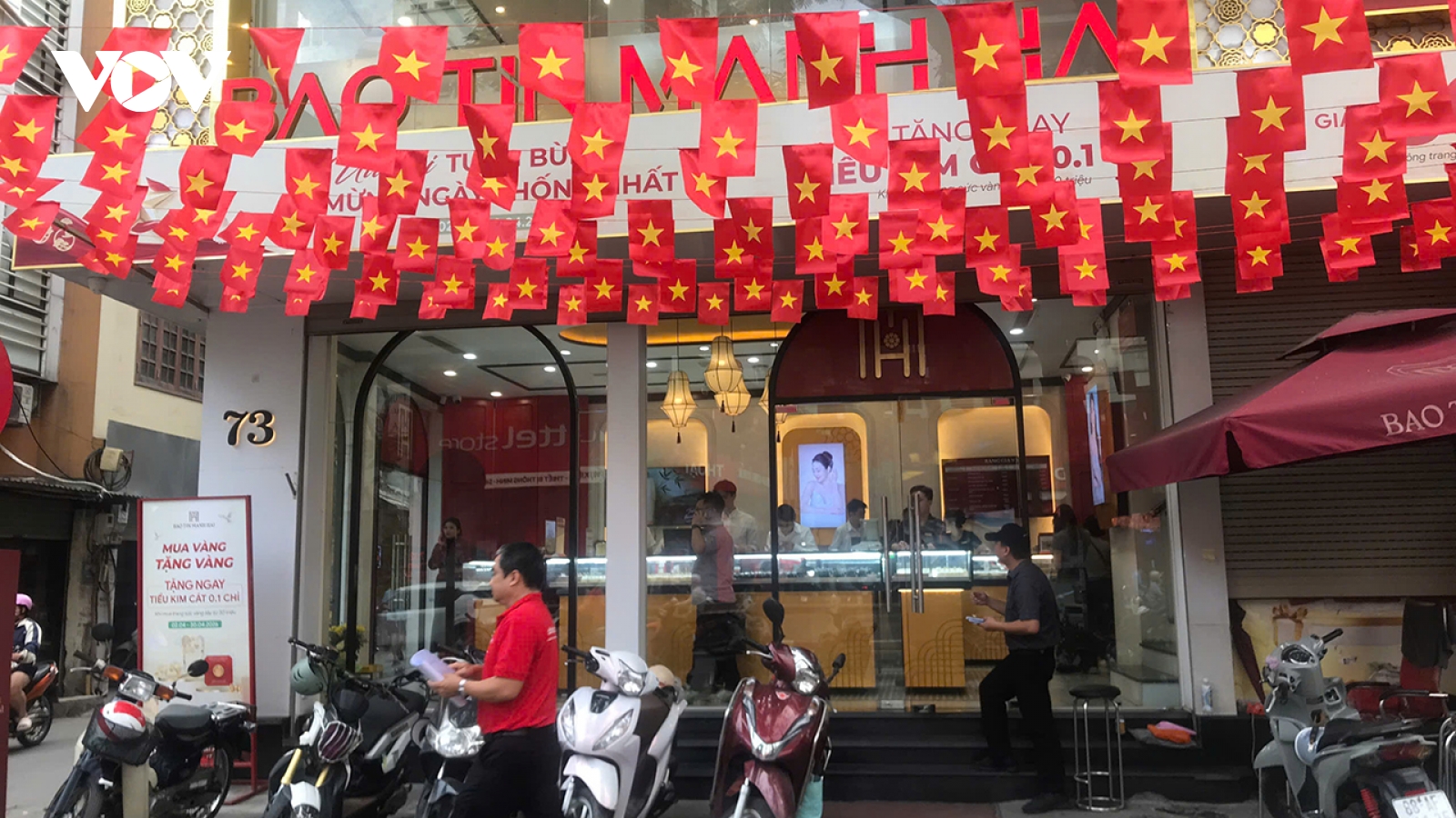 Giá vàng hạ nhiệt, nhà đầu tư quay lưng: Tiền đổ mạnh vào tiết kiệm