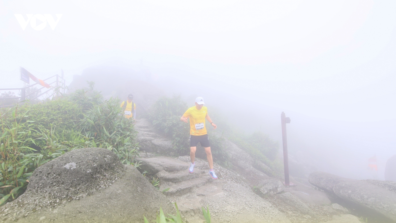 Hơn 1.000 người chinh phục đỉnh di sản Yên Tử