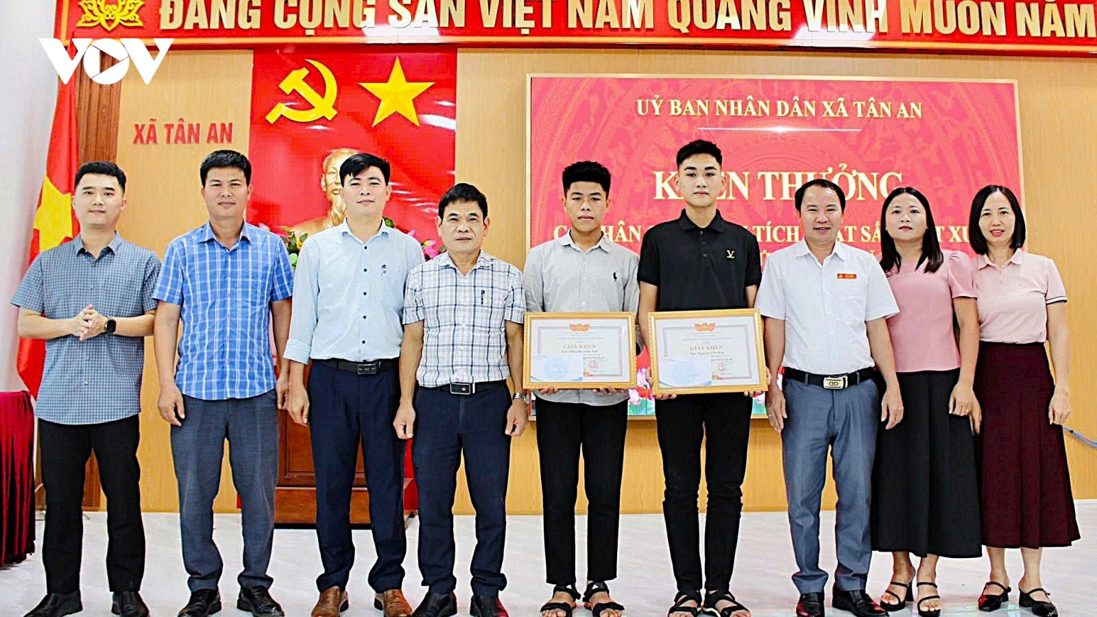 Khen thưởng 2 nam sinh dũng cảm cứu nữ sinh nhảy cầu ở Nghệ An