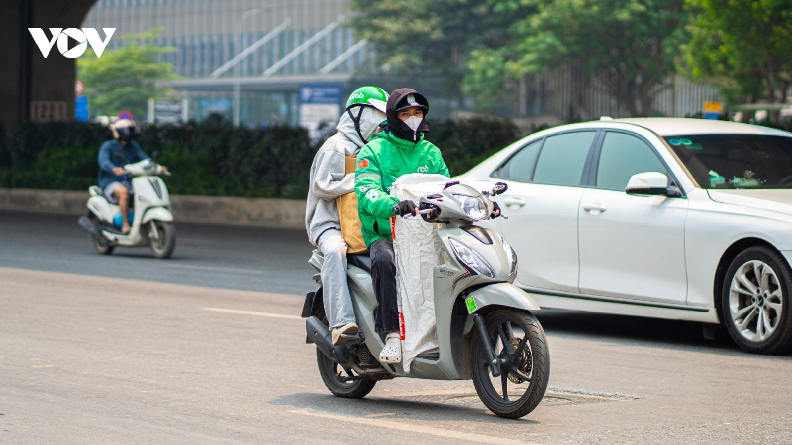 Shipper ngất xỉu, va chạm với ô tô vì giao hàng giữa trưa nắng 40 độ