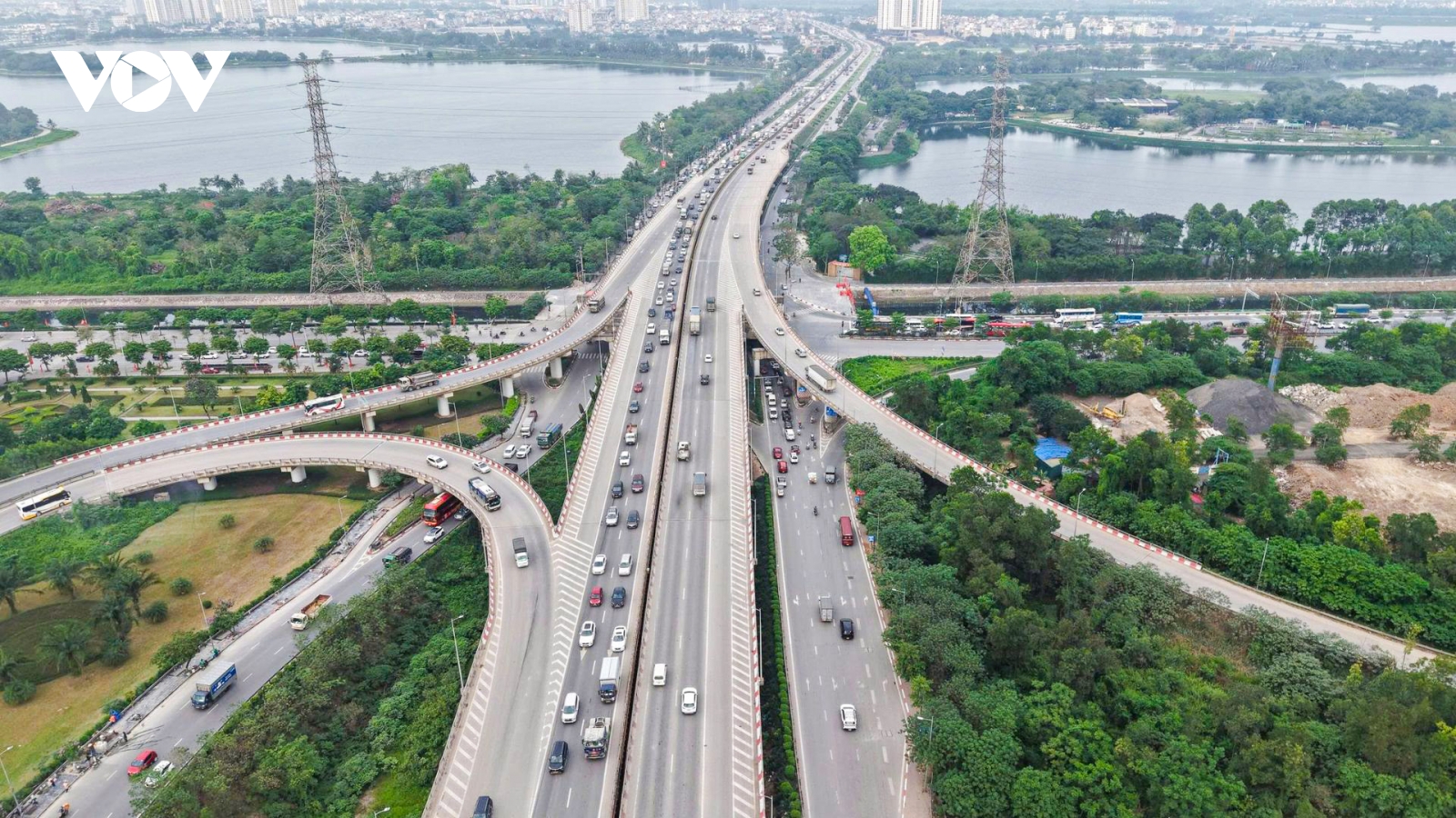 Người dân trở lại Hà Nội sau kỳ nghỉ Giỗ Tổ, nhiều cửa ngõ giao thông thuận lợi