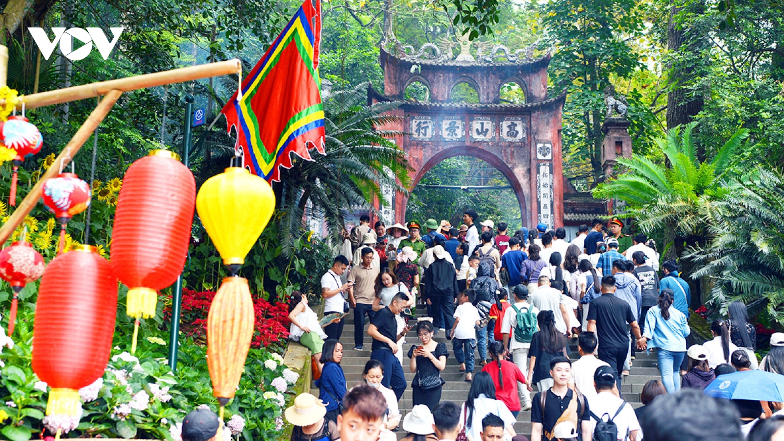 Hàng vạn người dân thành kính dâng hương trong ngày Giỗ Tổ Hùng Vương