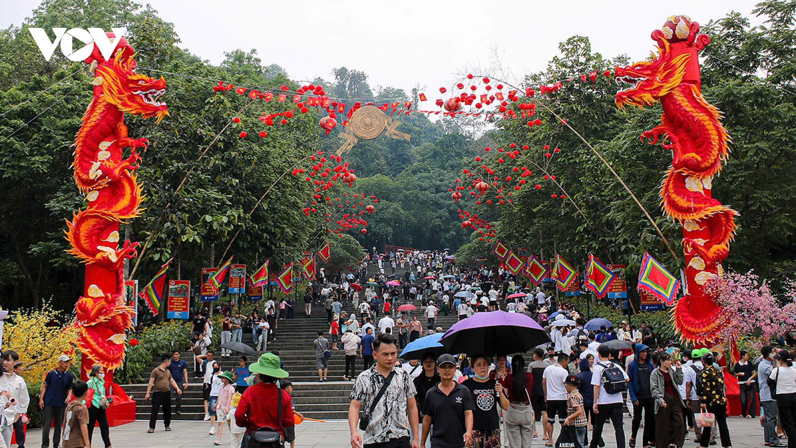 Đông đảo người dân hành hương về Đất Tổ trong ngày đầu nghỉ lễ