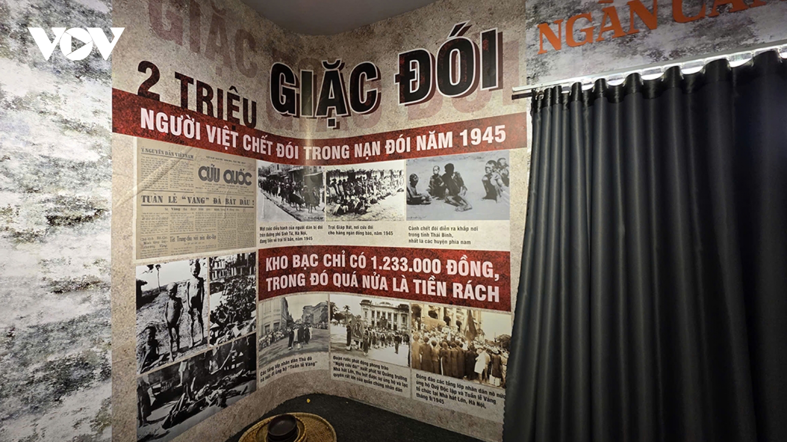 Đông đảo người dân đến xem triển lãm “80 năm An ninh Nhân dân - Lá chắn thầm lặng”