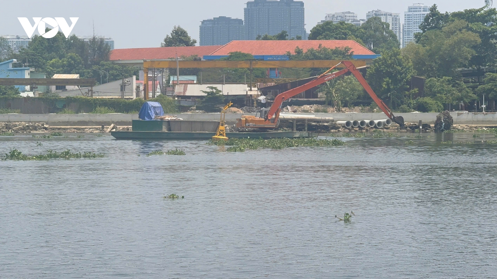 Lại có thêm máy xúc “làm xiếc” trên sông Sài Gòn