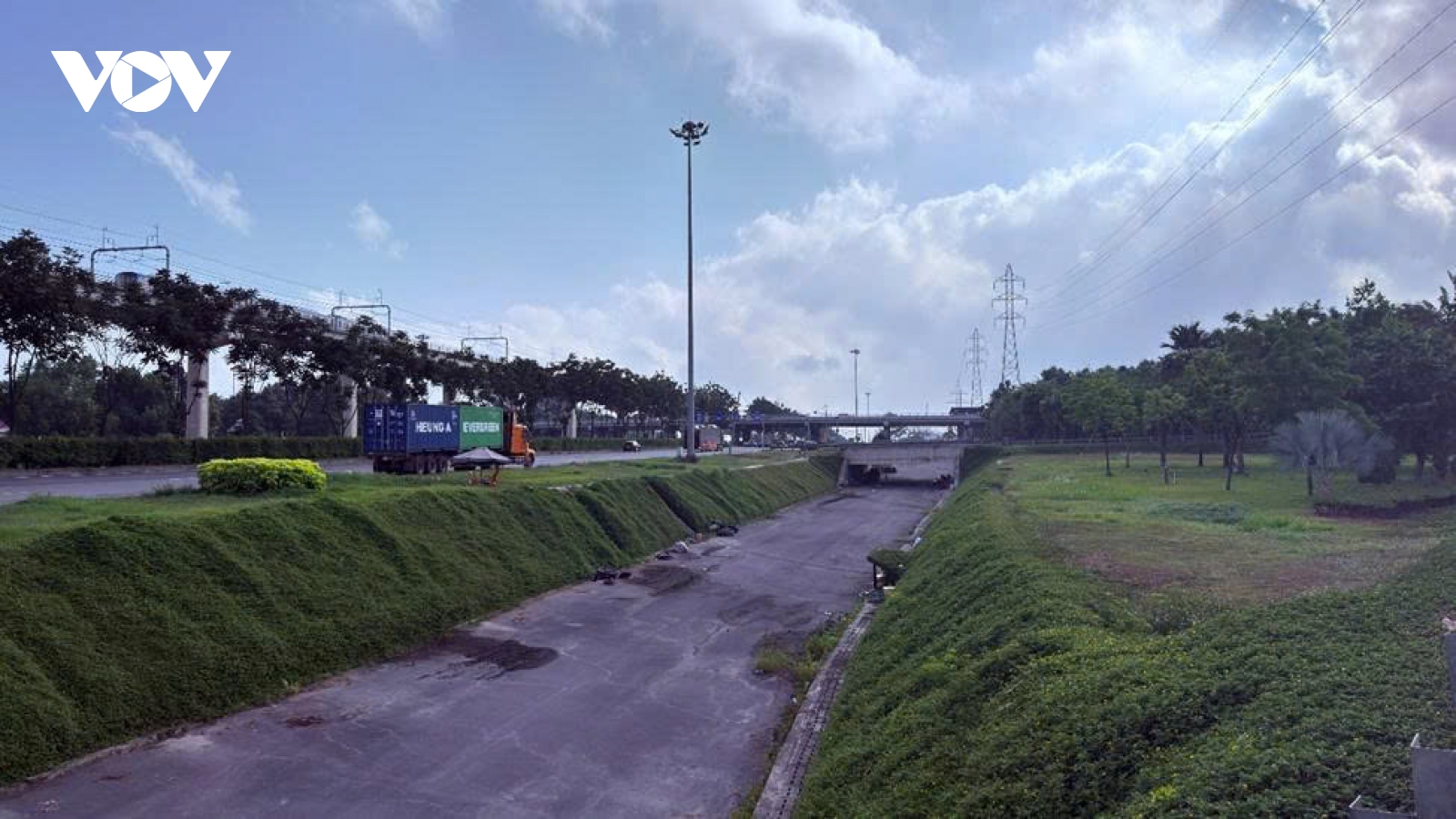 Hầm chui Trạm 2: Huyết mạch cửa ngõ biến thành bãi tập kết, sửa chữa xe tải