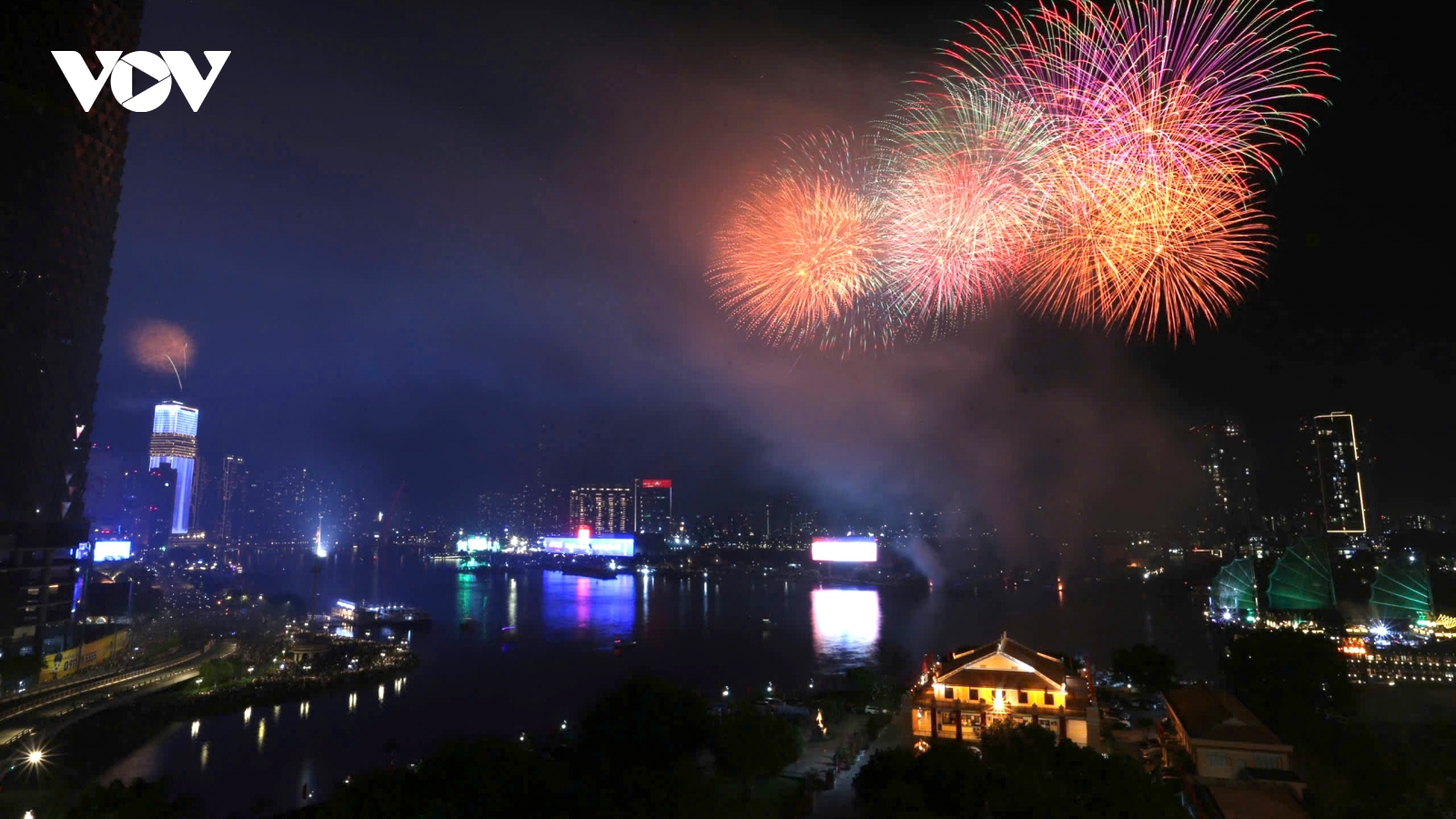 TP.HCM tổ chức nhiều hoạt động kỷ niệm 30/4 và 1/5, bắn pháo hoa tại 8 điểm