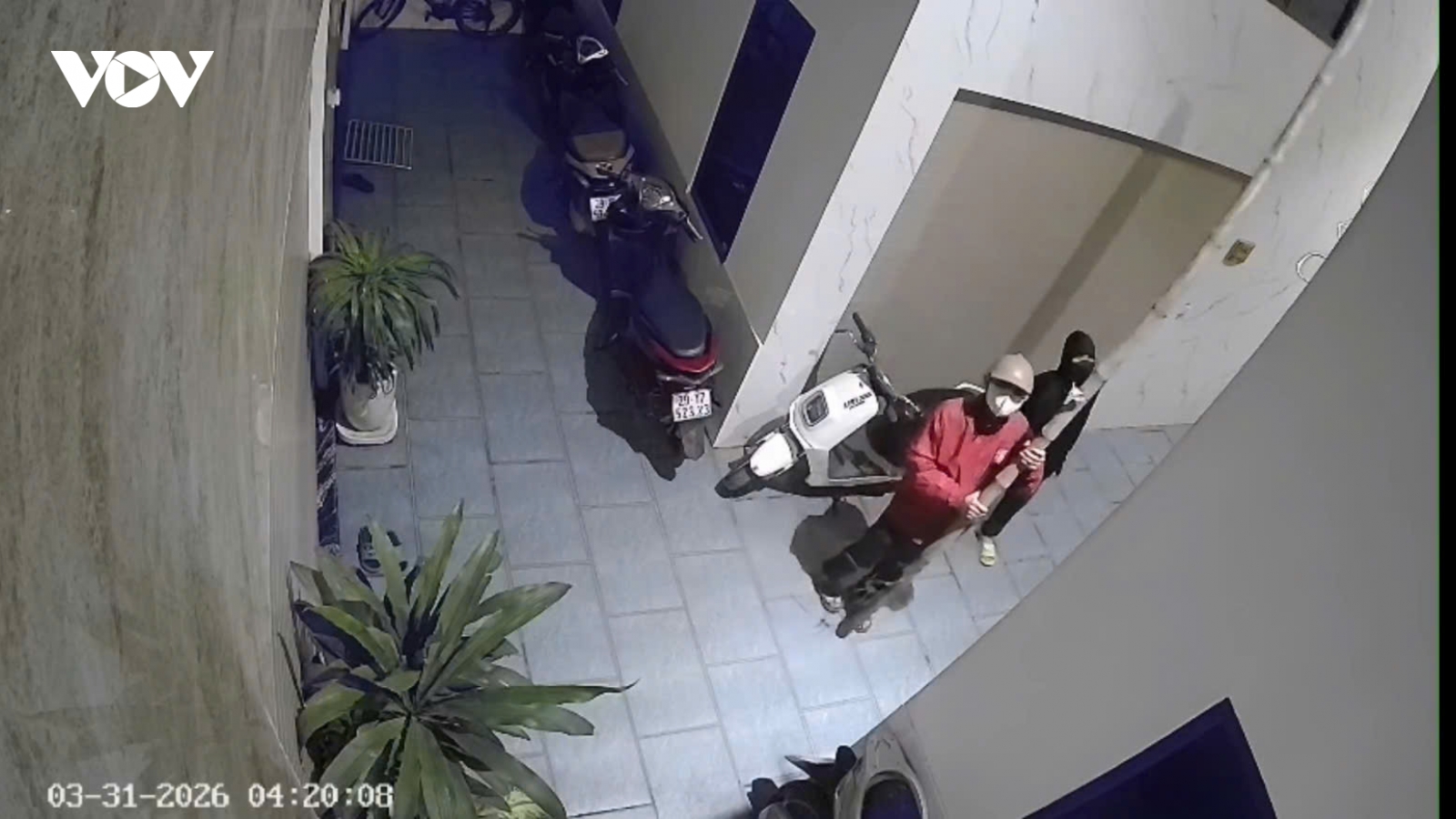 Băng trộm hoá "người nhện" khoắng sạch tài sản nhà dân ở Hà Nội