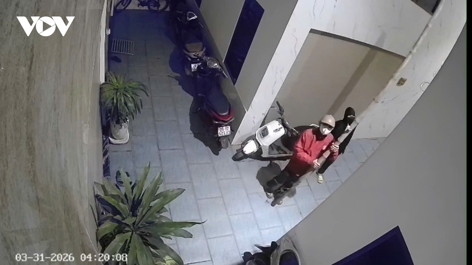 Băng trộm hoá "người nhện" khoắng sạch tài sản nhà dân ở Hà Nội