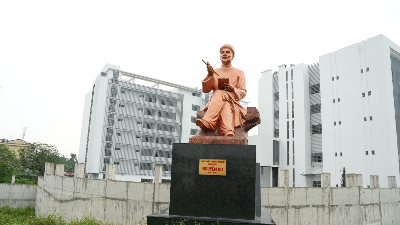 Vườn hoa 8 năm bỏ hoang: Phản cảm tượng Đại thi hào Nguyễn Du giữa mộ phần, cỏ dại