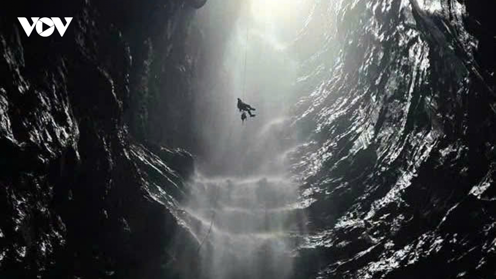 Phát hiện hang động có thác nước cao 350m tại Phong Nha- Kẻ Bàng