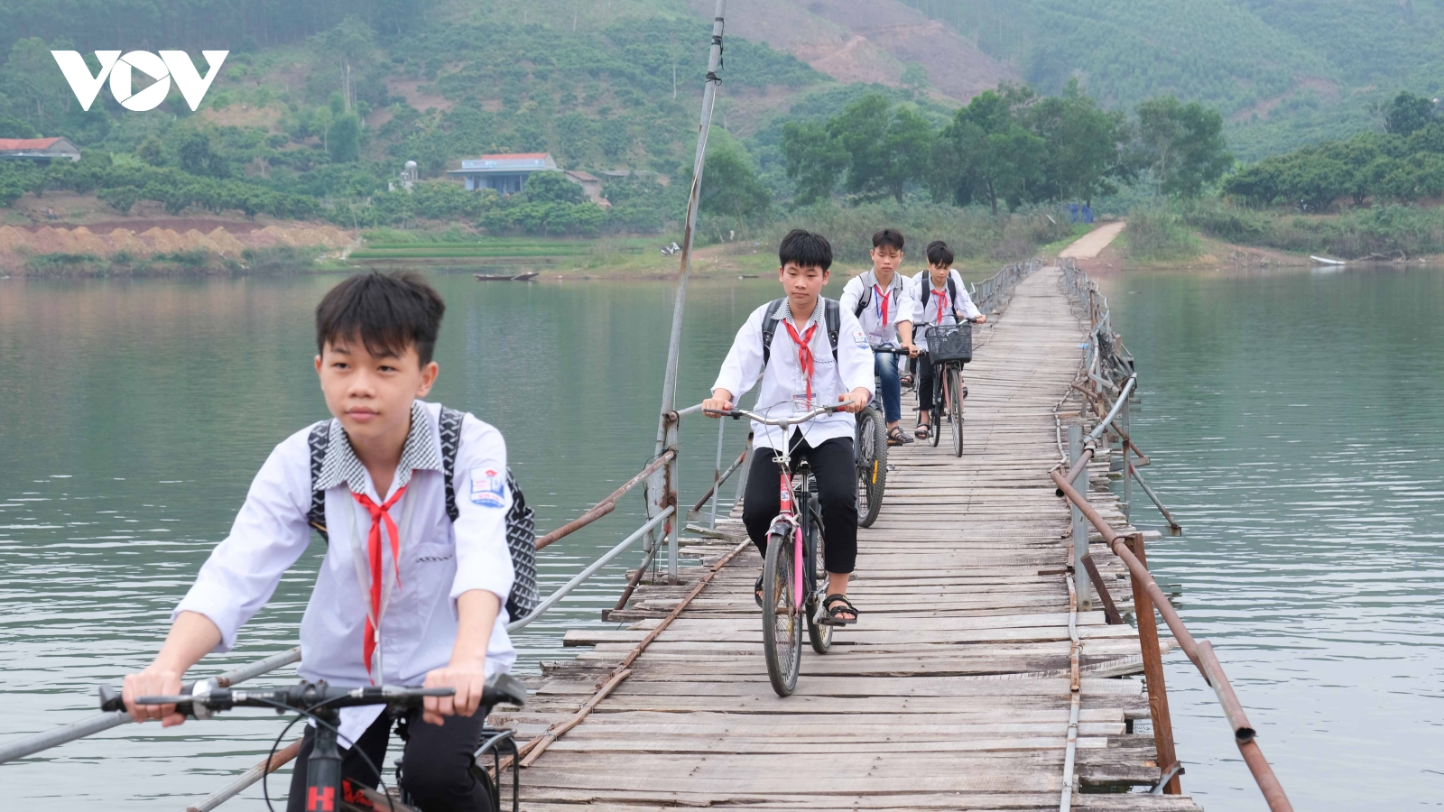 Người dân vùng lòng hồ Cấm Sơn, Bắc Ninh mong ước về một cây cầu kiên cố