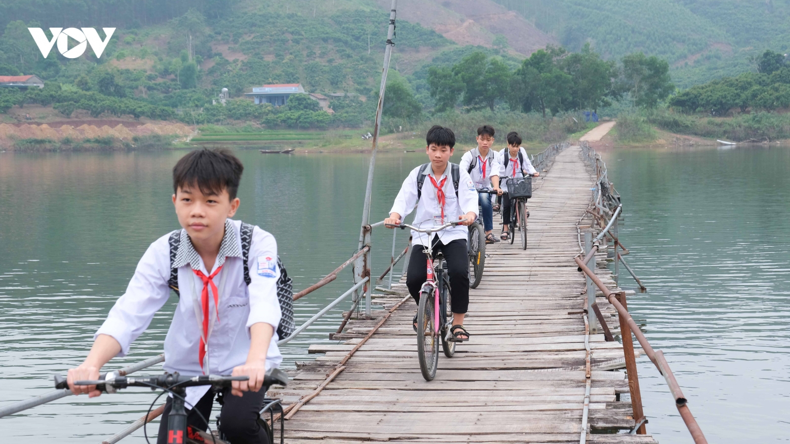 Người dân vùng lòng hồ Cấm Sơn, Bắc Ninh mong ước về một cây cầu kiên cố